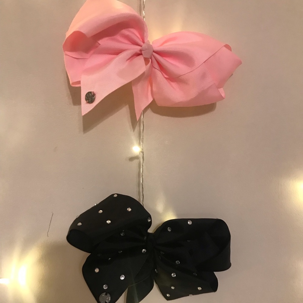 2 JOJO bows